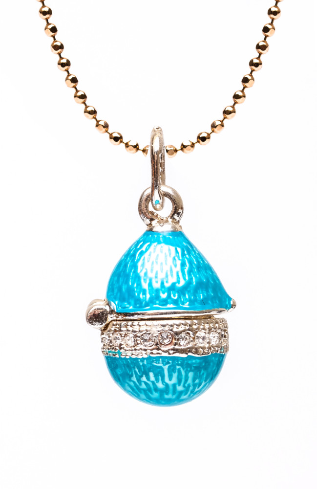 Big Shell Light Blue Opening Egg Pendant