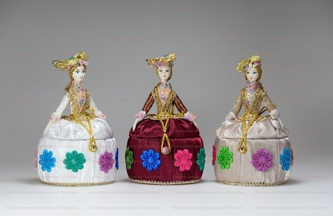 Porcelain Girl Figurine with a Jewellery Box