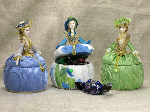 Porcelain Girl Figurine with a Jewellery Box