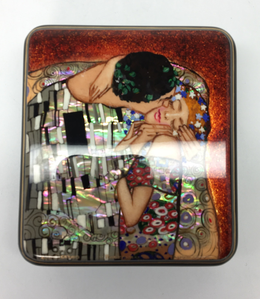 80 x 90 mm The Kiss hand painted lacquered box from Fedoscino (by Mihail Studio)