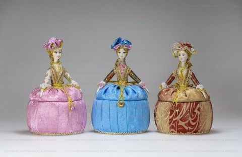Porcelain Girl Figurine with a Jewellery Box