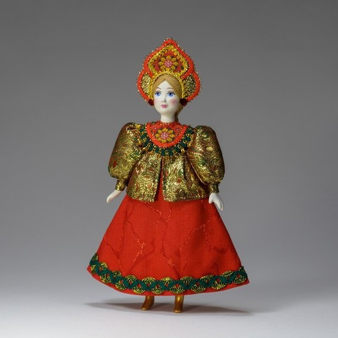 Кукла в русском костюме