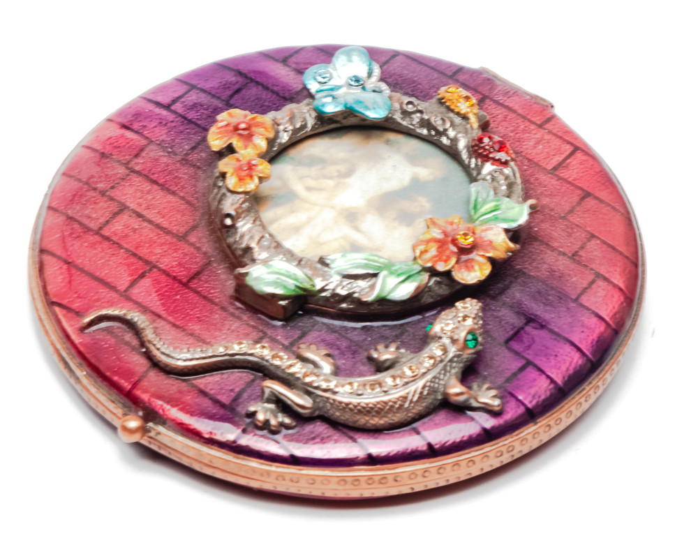 70 mm Lizzard with a Picture Red Compact Mirror