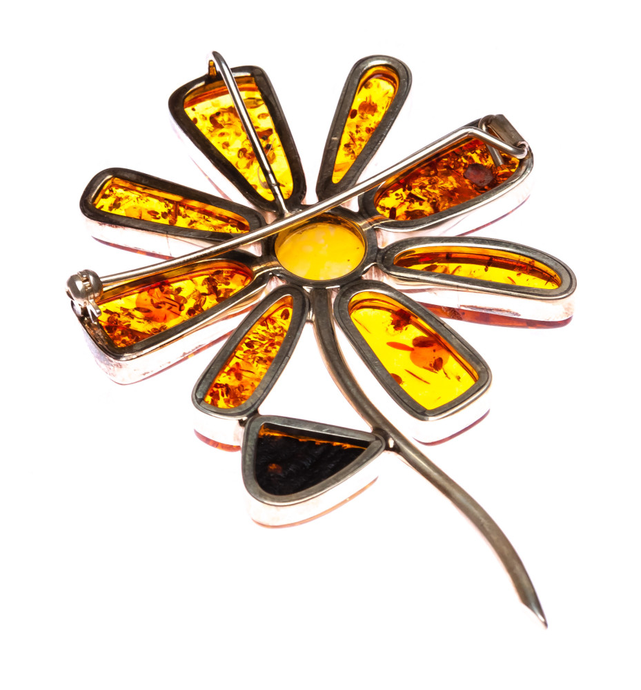 34 g Daisy Baltic Amber Brooch