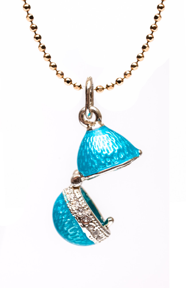 Big Shell Light Blue Opening Egg Pendant