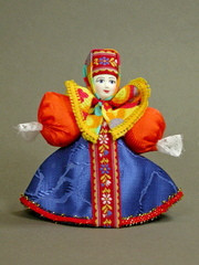 Кукла в русском костюме