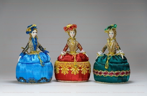 Porcelain Girl Figurine with a Jewellery Box