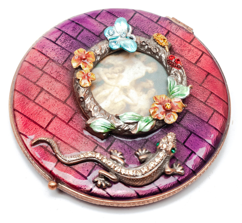 70 mm Lizzard with a Picture Red Compact Mirror