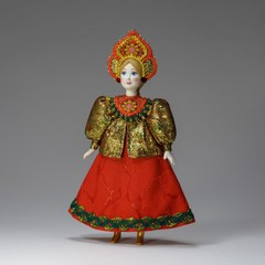 Кукла в русском костюме