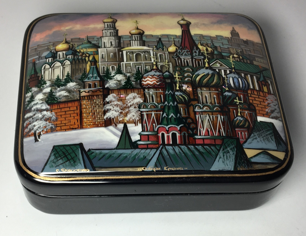 110 x 90 mm Snt Basil Cathedral and Moscow Kremlin hand painted on pearl shell lacquered box from Fedoscino (by Mihail Studio)