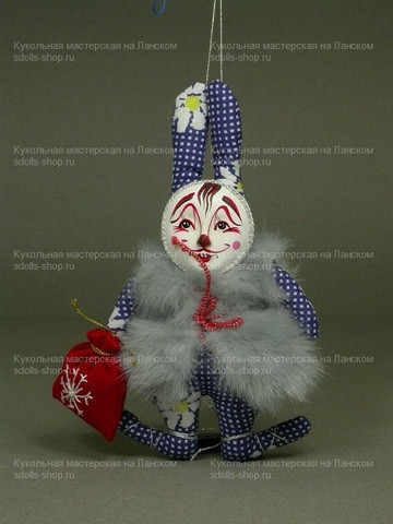 Кролик в меховой жилетке