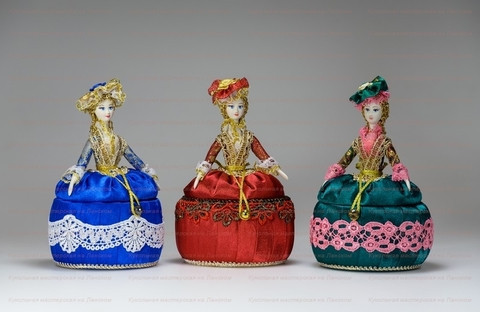 Porcelain Girl Figurine with a Jewellery Box