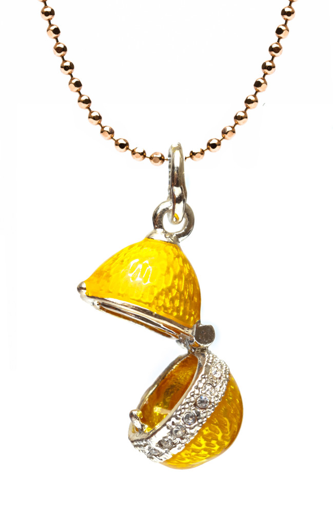 Big Shell Yellow Openingr Egg Pendant