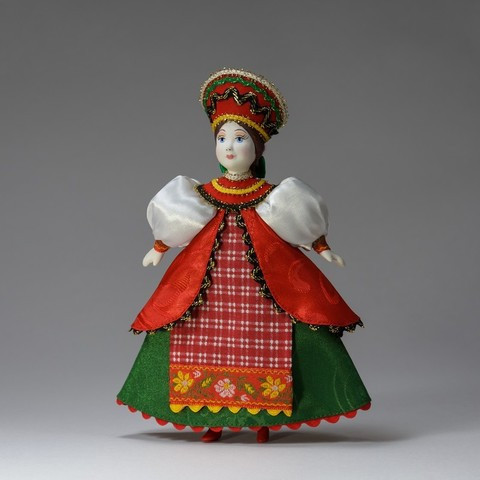 Кукла в русском костюме
